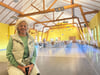 Veranstalterin Dorit Benn in der Mehrzweckhalle Biederitz.
