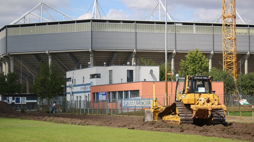 Auf Platz 2 wird das alte Grün abgetragen.