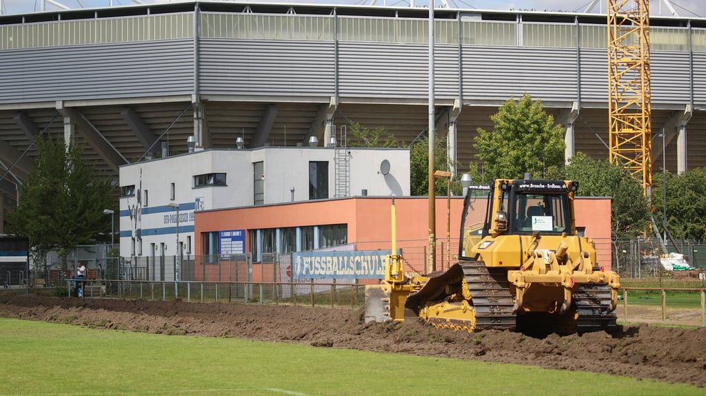 Auf Platz 2 wird das alte Grün abgetragen.