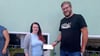 Veranstalter Christian Borger überreicht Mandy Pinske als Initiatorin der Spendenkampange die bei "Rock im Garten" gesammelten Zuwendungen.
