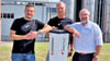 Weihen die neue Ladesäule ein: Martin Müller und Geschäftsführer Falk Hawig von Köthen Energie und Bürgermeister Thomas Schneider.