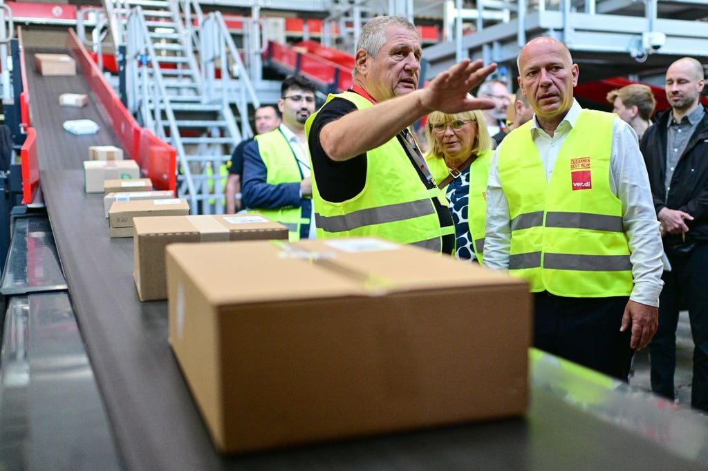 Berlins Regierender Bürgermeister besuchte im Bezirk Spandau ein Postverteilzentrum. Dafür legte er auch selbst Hand an.