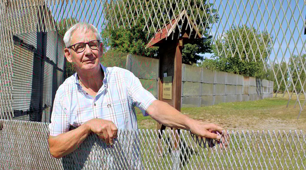 Lothar Engler vom Grenzerkreis Abbenrode am Denkmal in Wülperode. Jetzt weiß er, wo das Streckmetall des DDR-Grenzzaunes produziert wurde.