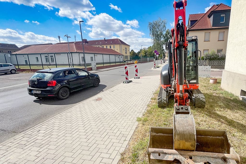 Mit dem weiteren Ausbau des Glasfasernetzes kommt es zur halbseitigen Sperrung der Fahrbahn in der Bitterfelder Puschkinstraße.