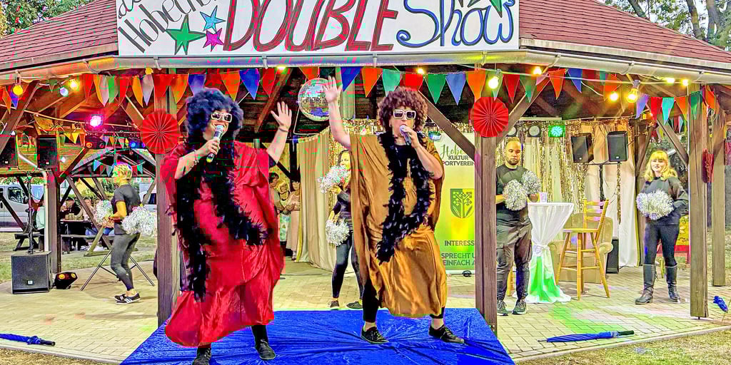 Als die „Weather Girls“ ließen die Mitglieder des kreativen Kultur- und Heimatvereines bei der Double-Show Männer regnen.