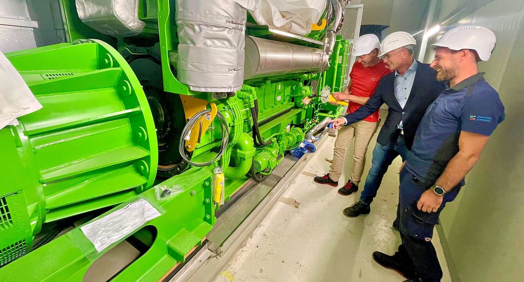 Schon im Jahr 2023 begannen die Planungen für den Wechsel der Motoren, die zukünftig durch schallisolierende Wände in der Halle voneinander getrennt stehen, berichten Michael Urban (von links), Thomas Bolz und Denny Seidewitz.