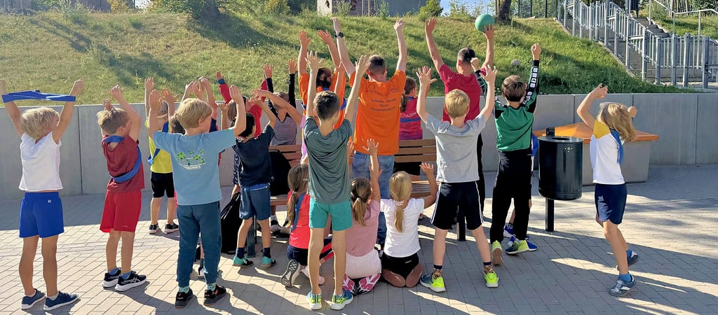Die Klasse 2a der Albrecht-Dürer-Grundschule in Halle bei ihrer Sporteinheit mit den Special Olympics Athleten (orange).