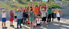 Die Klasse 2a der Albrecht-Dürer-Grundschule in Halle bei ihrer Sporteinheit mit den Special Olympics Athleten (orange).