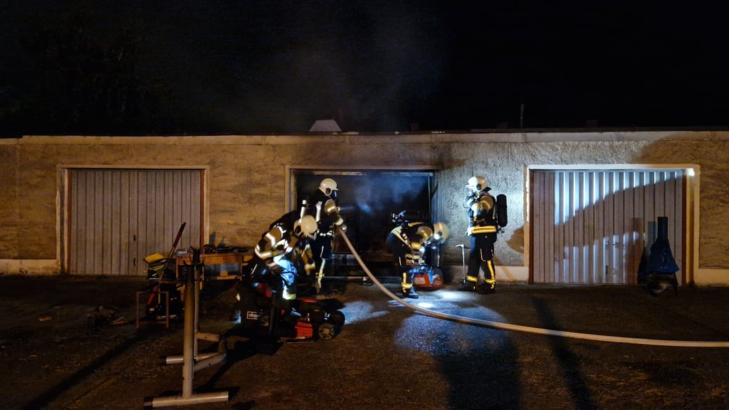 Die Einsatzkräfte konnten ein Übergreifen der Flammen auf weitere Garagen verhindern.