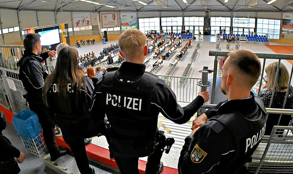 Im Ballhaus finden Ernennungen und Zeugnisausgaben statt.