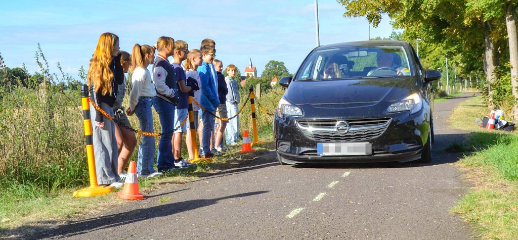 Schüler der Klassenstufe 5 in der Internatsschule Hadmersleben lernen das richtige Verhalten im Straßenverkehr.