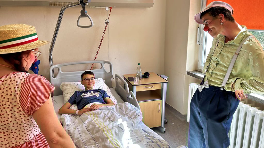 Gelungene Abwechslung: Hannes freut sich über den spontanen Besuch.