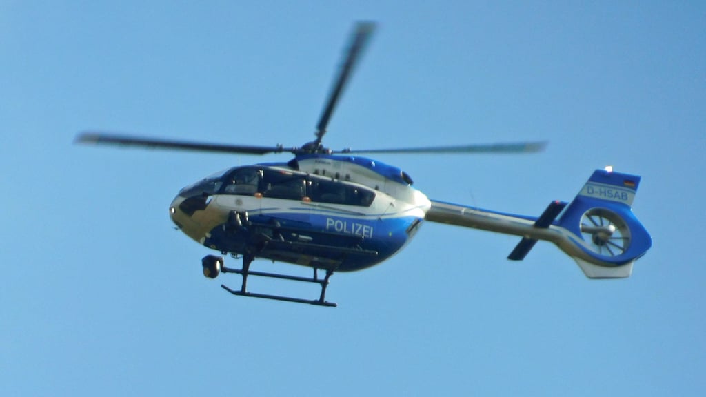 Sowohl am Montag als auch am Dienstag (25. und 26. August) suchte die Polizei unter anderem mit einem Hubschrauber nach dem verschwundenen Matthias K.