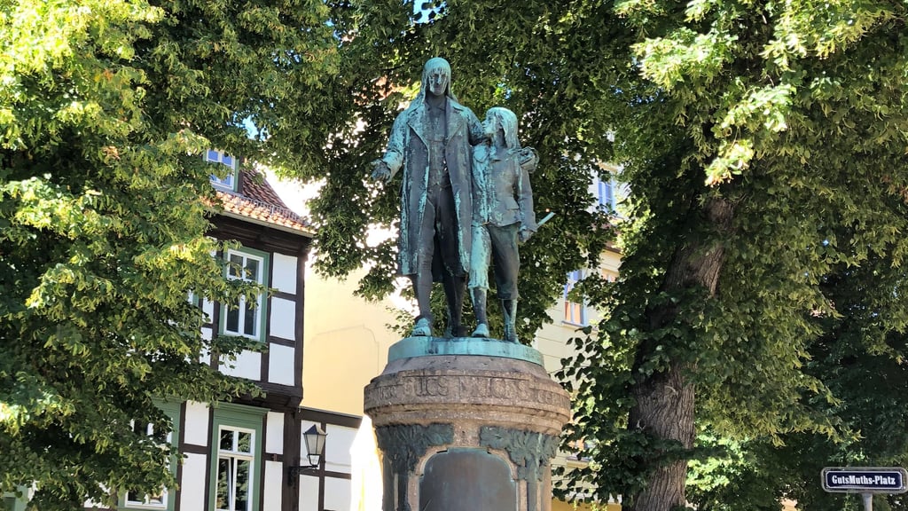 Das GutsMuths-Denkmal in Quedlinburg ist seit mehr als sieben Jahrzehnten unvollständig: Ein Teil der von Richard Anders geschaffenen Plastik fehlt.