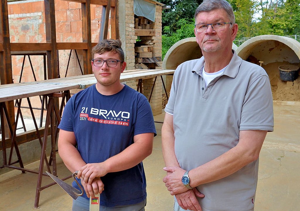 Sven Raschdorf hat seine Ausbildung im BBRZ in Rathmannsdorf geschafft, auch dank solcher Ausbilder wie wie Jürgen Gniechwitz. Der 21-Jährige hat Fachwerk und Bögen (Hintergrund) mitgebaut. Ab nächsten Montag verdient der 21-Jährige als Gerüstbauer in einer Bernburger Firma sein erstes Geld.