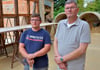 Sven Raschdorf hat seine Ausbildung im BBRZ in Rathmannsdorf geschafft, auch dank solcher Ausbilder wie  wie Jürgen Gniechwitz. Der 21-Jährige hat Fachwerk und Bögen (Hintergrund) mitgebaut. Ab nächsten Montag verdient der 21-Jährige als Gerüstbauer in einer Bernburger Firma sein erstes Geld.