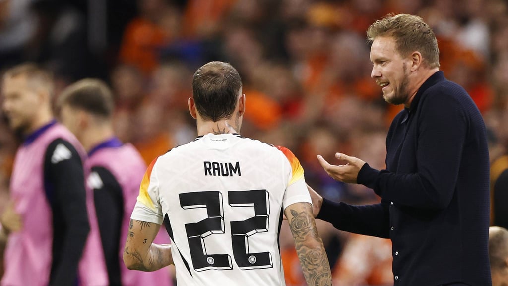 David Raum und Bundestrainer Julian Nagelsmann.