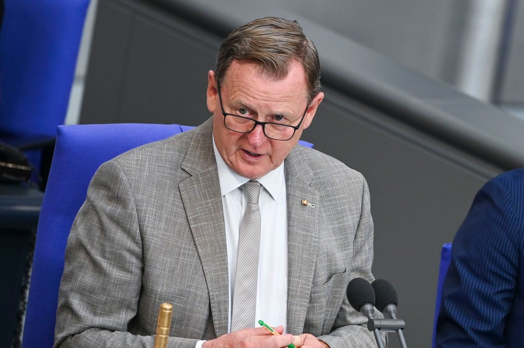 Der Bundestagsvizepräsident und frühere Thüringer Ministerpräsident Bodo Ramelow zollt der damaligen Bundeskanzlerin Angela Merkel „hohen Respekt“ für ihre Entscheidung, die Grenzen angesichts tausender Geflüchteter auf dem Weg nach Deutschland weiter offen zu halten. (Archivbild)