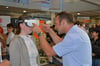Schülerin Sarah Deike bekommt von Christian Apprecht vom Bauernverband Börde die Virtual-Reality-Brille aufgesetzt, mit der sie sich digital in einem landwirtschaftlichen Betrieb umsehen kann.