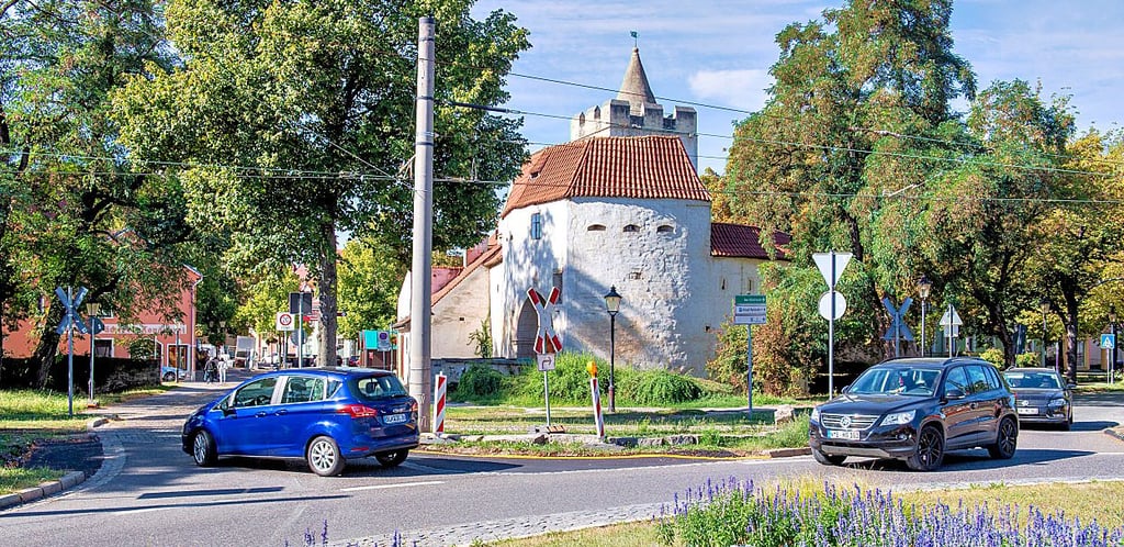 Durch die Baumaßnahme in der Fischstraße samt neuer (temporärer) Befahrung der Marienstraße verschiebt sich das Weinkultor-Festival 2025 ins Marientor und auf den benachbarten Platz in Richtung Postring.