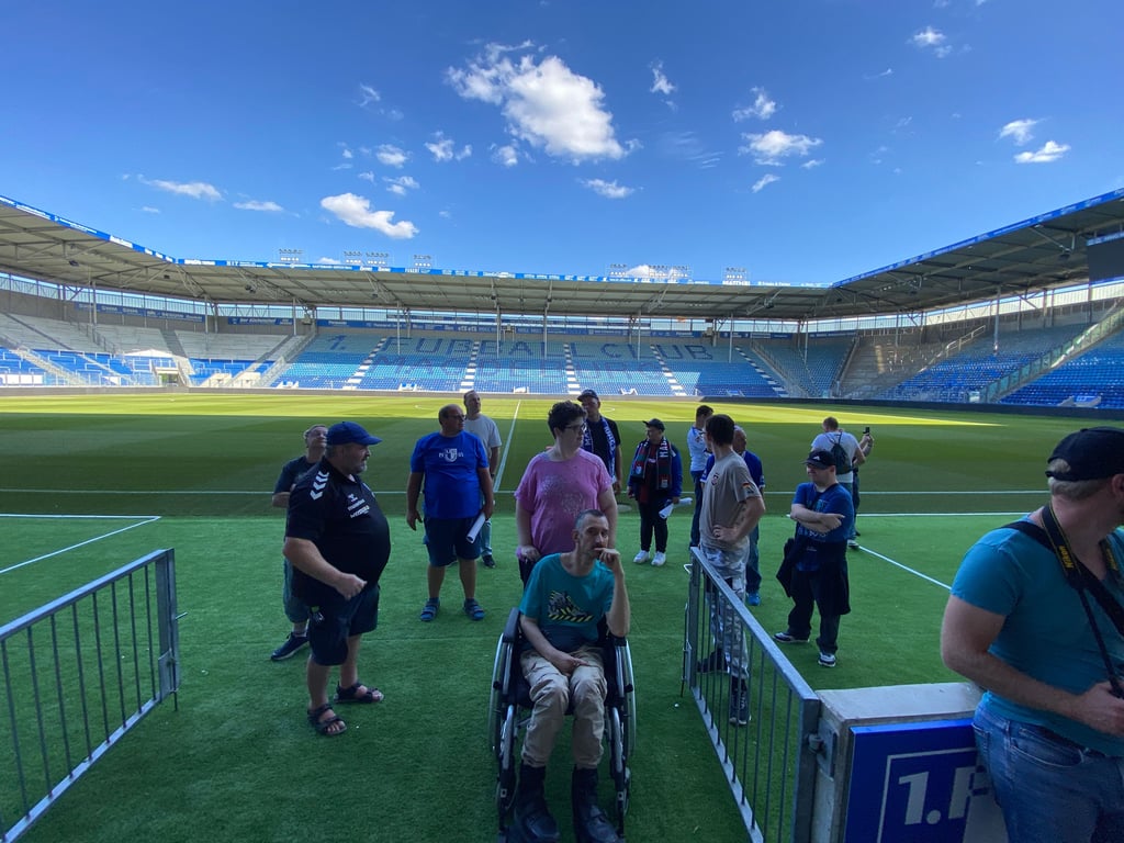 Eines der Highlights des Besuches der Beschäftigten des Cjd: Die Stadionführung durch die Avnet-Arena.