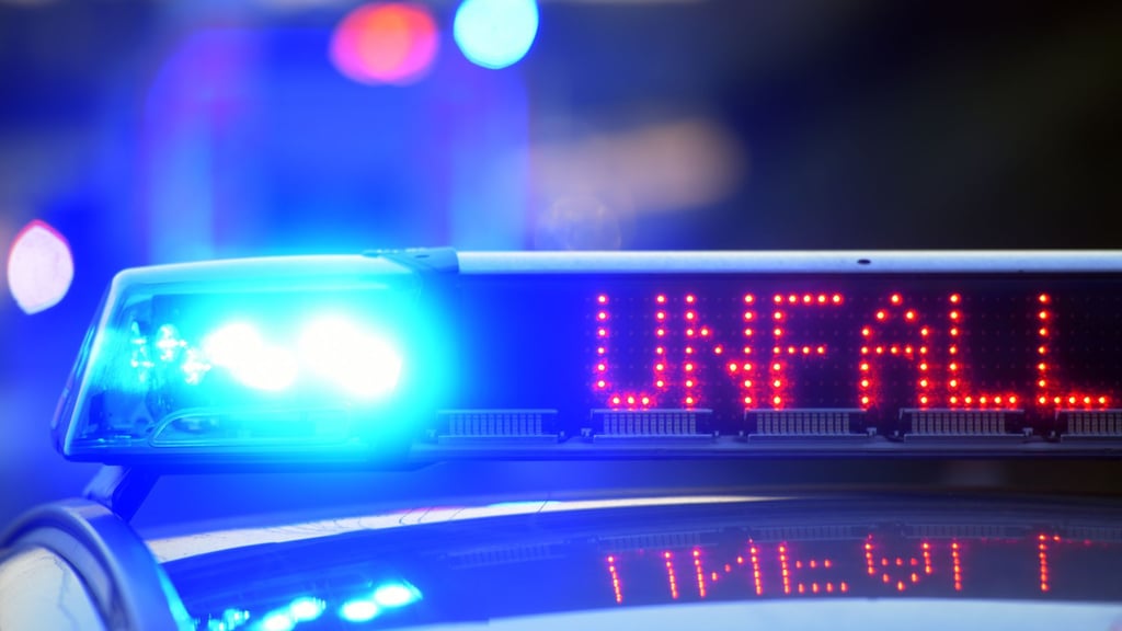 Ein 18-Jähriger übersah in Stendal eine Radfahrerin und fuhr diese mit dem Auto an.