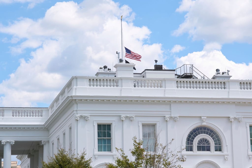 Die Flagge am Weißen Haus ist auf halbmast gesenkt.