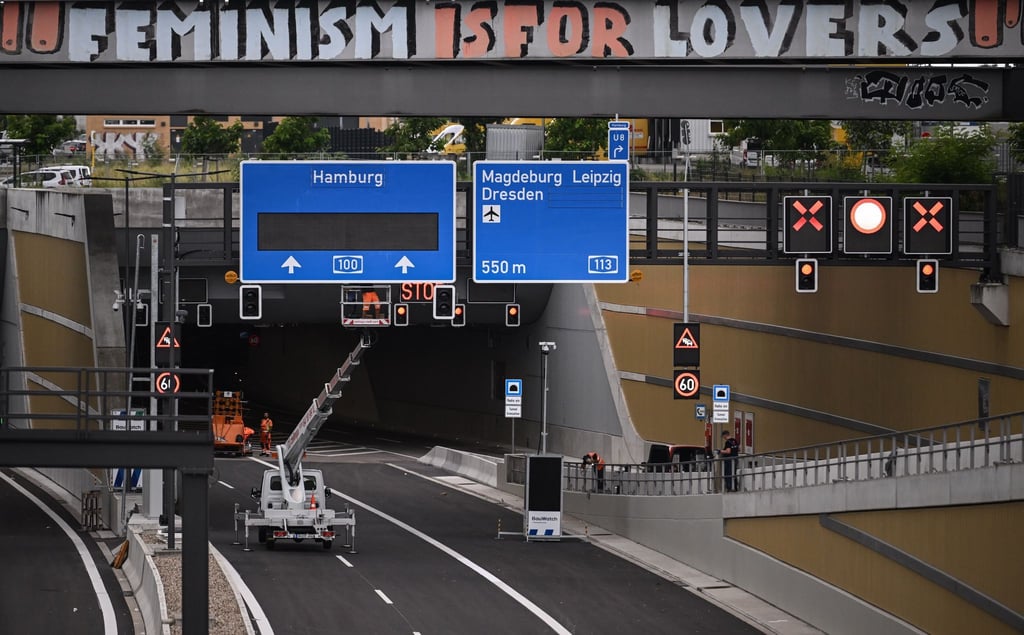 Der 3,2 Kilometer lange Autobahnabschnitt führt vom Dreieck Neukölln bis zur Anschlussstelle Treptower Park.