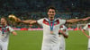 Der größte Moment der Karriere: Mats Hummels jubelt mit dem WM-Pokal in der rechten Hand nach dem gewonnenen WM-Finale 2014 in Rio.