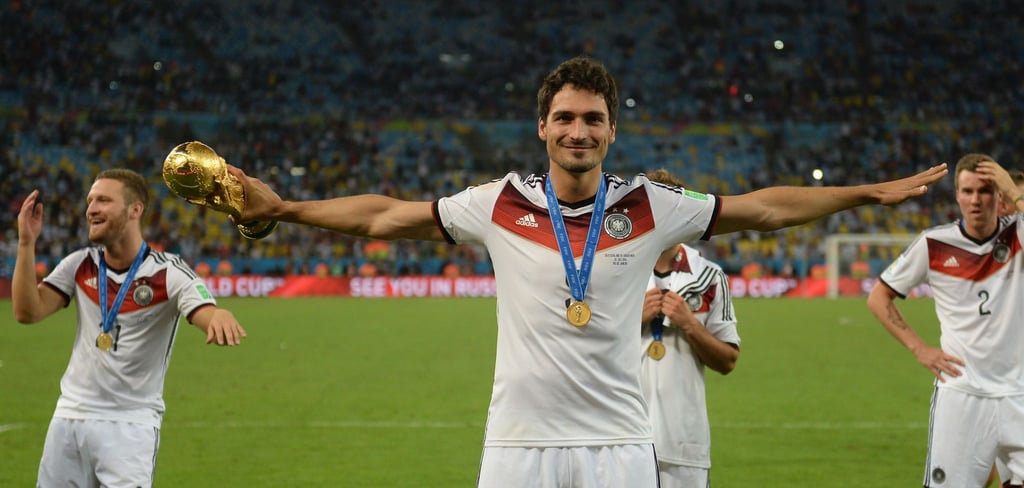 Der größte Moment der Karriere: Mats Hummels jubelt mit dem WM-Pokal in der rechten Hand nach dem gewonnenen WM-Finale 2014 in Rio.
