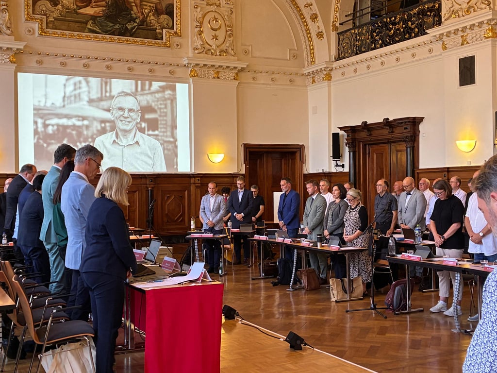 Für den ehemaligen Stadtrat Kay Senius gab es eine Schweigeminute. Er ist am 11. August gestorben.
