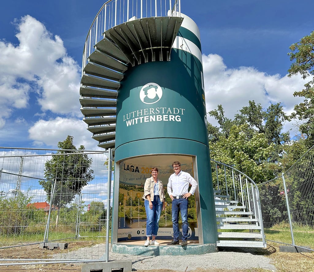 Laga-Managerin Janine Stiller und Oberbürgermeister Torsten Zugehör am Aussichtsturm.
