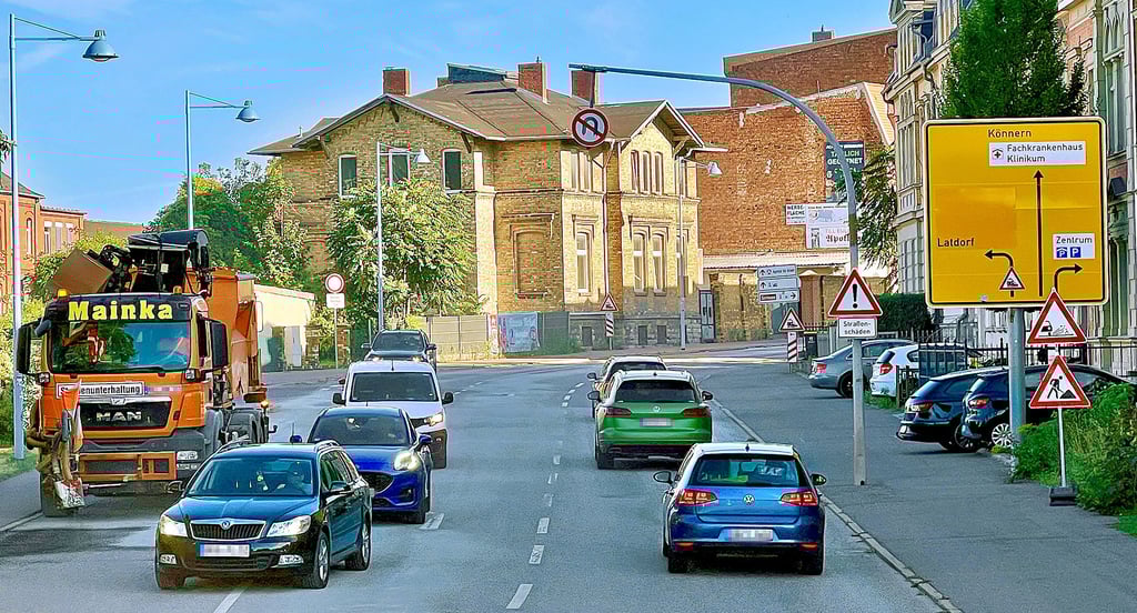 Die Annenstraße soll ab 2027 grundhaft ausgebaut werden. Auf der verschlissenen Fahrbahn wurde in der Vorwoche Rollsplitt verteilt.