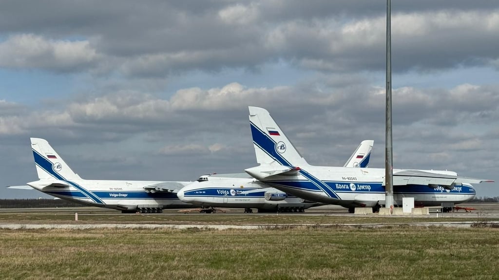 Die drei russischen Antonov 124 stehen in einem Wartungsbereich am Rande der Flugbahn Nord des Airports Leipzig/Halle.