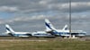 Die drei russischen Antonov 124 stehen in einem Wartungsbereich am Rande der Flugbahn Nord des Airports Leipzig/Halle.