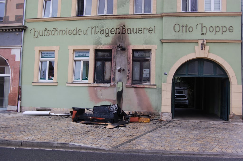 Sperrmüll hat vor einem Haus in der Klosterstraße in Weißenfels gebrannt.