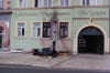 Sperrmüll hat vor einem Haus in der Klosterstraße in Weißenfels gebrannt.