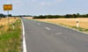 Die Landesstraße 215 von Allerstedt in der Gemeinde Kaiserpfalz  Richtung Wiehe in Thüringen.  Der Abschnitt ist 1,7 Kilometer lang. Rechterhand der Fahrbahn soll nun ein 2,5 Meter breiter Radweg entstehen.