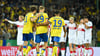 Braunschweiger Spieler trösten ihren Teamkollegen Lukas Frenkert nach seinem verschossenen Elfmeter gegen den VfB Stuttgart.