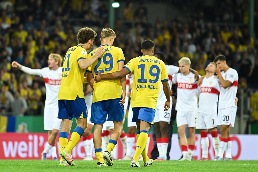 Braunschweiger Spieler trösten ihren Teamkollegen Lukas Frenkert nach seinem verschossenen Elfmeter gegen den VfB Stuttgart.