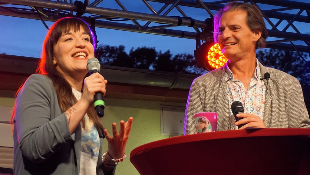 Heidi Reichinnek und Moderator Stefan Gebhardt beim Wahlkampf-Talk in der Eisleber Gartensparte "Ernst Thälmann".