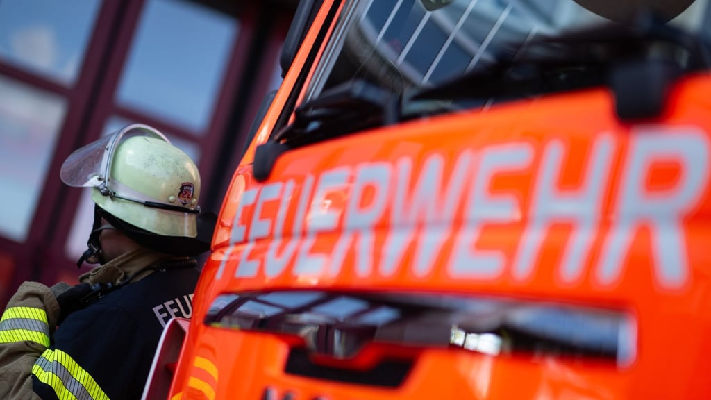 In einem Wohnhaus in Gommern fing Sperrmüll im Keller Feuer. Die Polizei vermutet Brandstiftung.