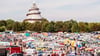 Volles Programm vor historischer Kulisse: Beim OMMMA verwandelt sich die Wiese am Jahrtausendturm in Magdeburg in ein Freiluftmuseum ostdeutscher Fahrzeuggeschichte. 