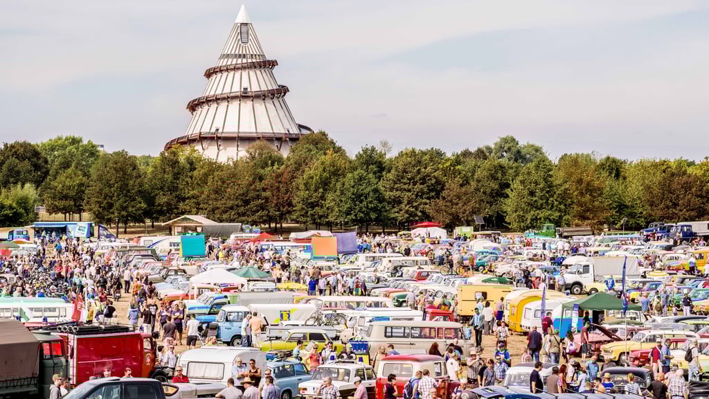 Volles Programm vor historischer Kulisse: Beim OMMMA verwandelt sich die Wiese am Jahrtausendturm in Magdeburg in ein Freiluftmuseum der DDR-Fahrzeuggeschichte.