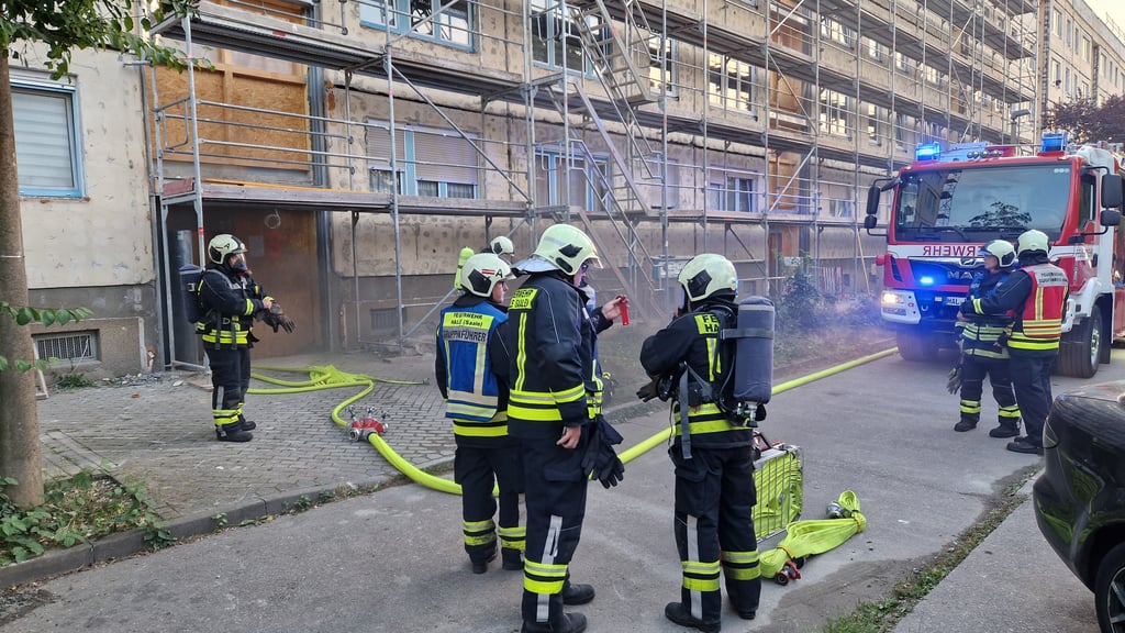 Die Feuerwehr Halle war mit einem Großaufgebot in der Zscherbener Straße im Einsatz.