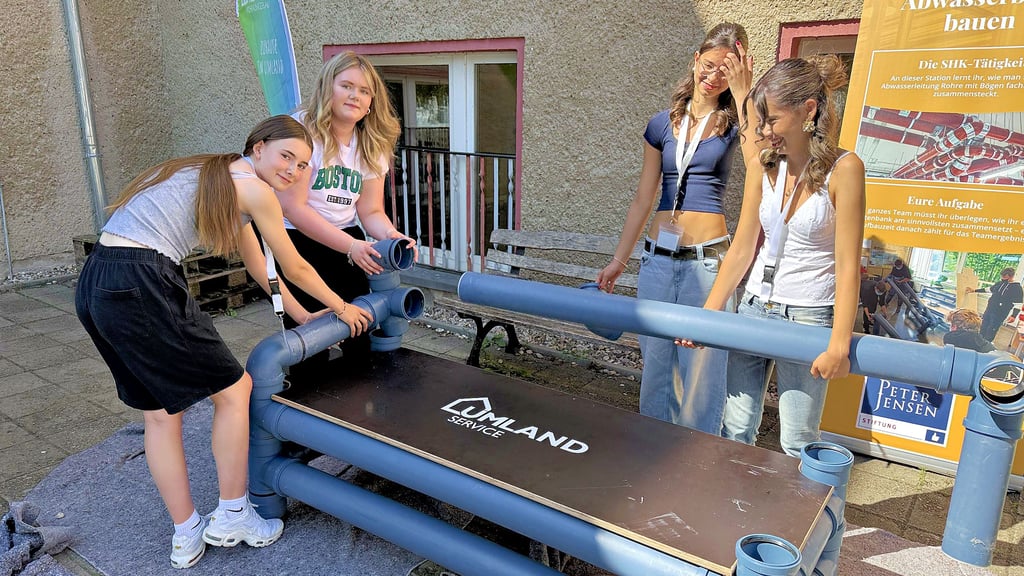Zoe, Leni, Pia und Johanna stellten sich beim Zusammenbau einer Bank aus Rohren auf dem Schulhof in Schneidlingen geschickter an als die Jungen.