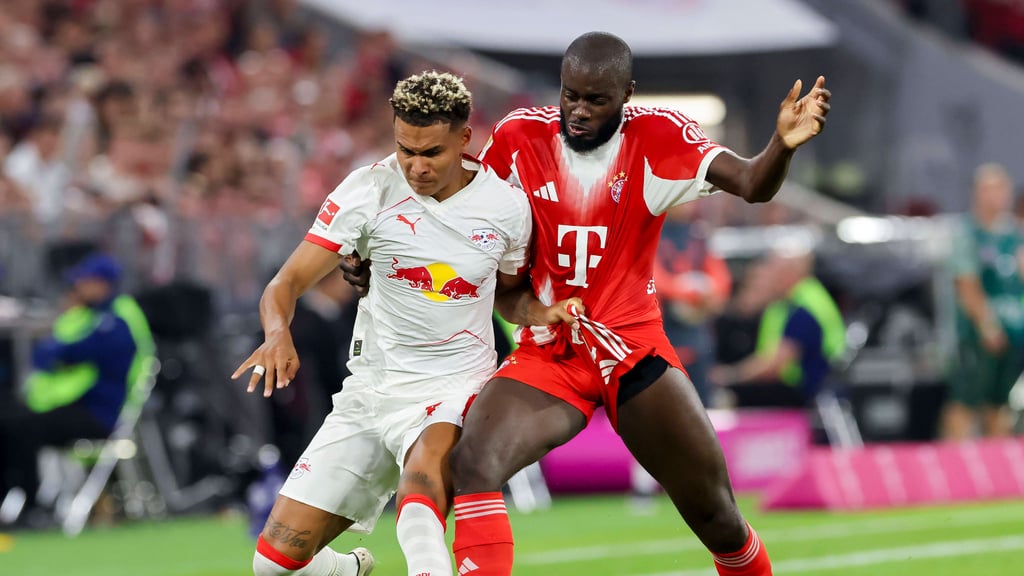 Dayot Upamecano (r.) im Duell mit RB-Profi Antonio Nusa.