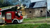 Ein Scheunenbrand in Warmsdorf hält die Feuerwehrleute in Atem. Bürger sollen Fenster und Türen geschlossen halten.