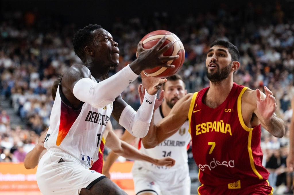 Dennis Schröder (l) peilte mit Deutschlands Basketballern den nächsten Titel an. (Archivbild)