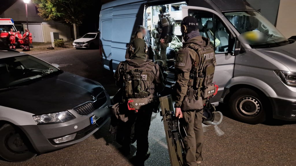 Schwerbewaffnet rückte das SEK in Schiepzig bei Halle an.